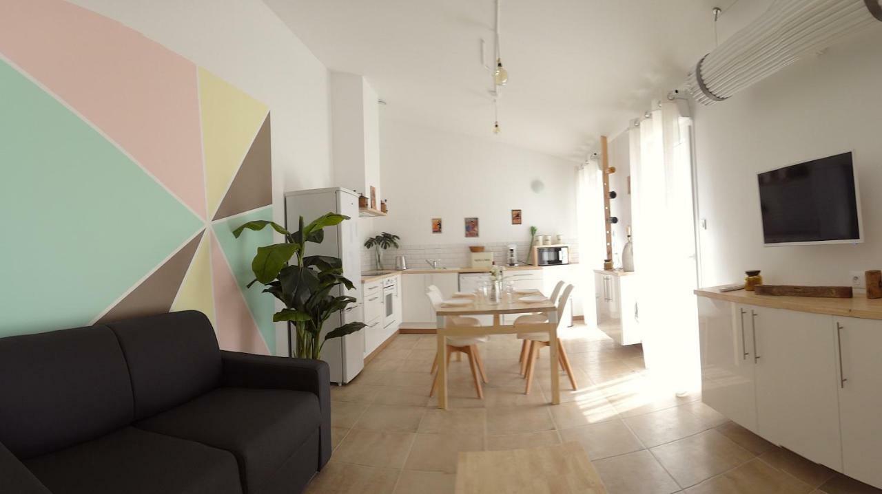 Gite Blanco Y Madera Narbonne Exterior foto
